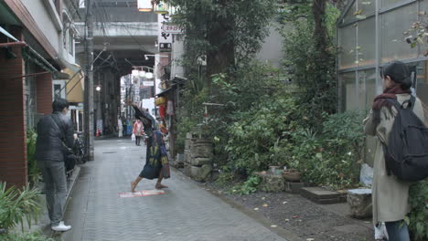 Artistas-De-Teatro-Japonés-Actuando-En-La-Calle-En-Tokio,-Japón