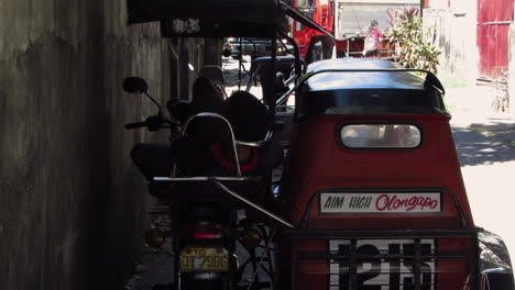 Der-Müde-Dreiradfahrer-Ruht-Sich-In-Der-Mittagspause-Aus,-Während-Er-Auf-Den-Passagier-Wartet,-Philippinen