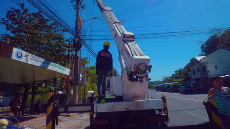 Camión-Cesta-Operado-Por-Un-Técnico-Está-Arreglando-Las-Líneas-De-Transmisión-Eléctrica,-Filipinas