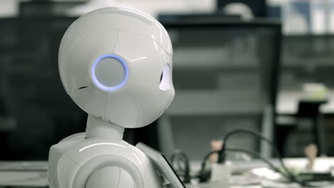 Pepper-Roboter-Bewegt-Sich-In-Einem-Arbeitsbereich-Eines-Büros-In-Tokio,-Japan,-Vorwärts
