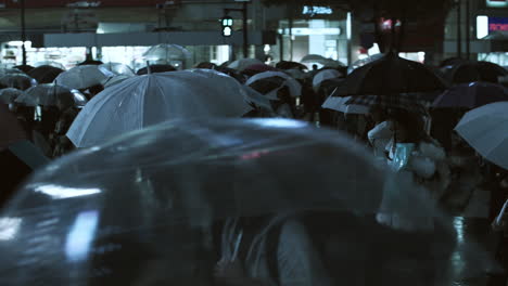 Straße-Voller-Menschen-Und-Regenschirme-In-Tokio-Während-Eines-Nächtlichen-Regens