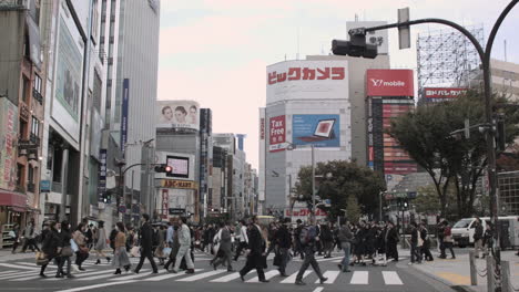 Plano-General-De-Personas-Cruzando-La-Calle-En-La-Metrópoli-Japonesa-De-Tokio.