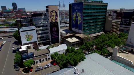 4K-Drohne-über-Der-Innenstadt-Von-Johannesburg-Mit-Bild-Von-Nelson-Mandela-In-Südafrika