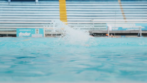 Ein-Sportlicher-Schwimmer-An-Einem-Pool,-Der-Mit-Der-Schmetterlingstechnik-Schwimmt