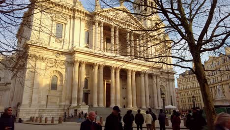 Eingang-Zur-St.-Pauls-Kathedrale-Im-Zentrum-Von-London-Bei-Sonnenuntergang-Am-Nachmittag