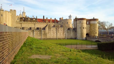 Vögel-Fliegen-Um-Den-Eingang-Zum-Tower-Of-London-Am-Nachmittag-Im-Zentrum-Von-London