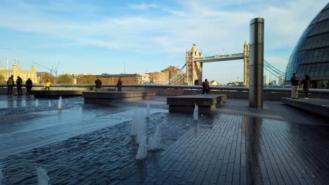 Springbrunnen-Der-Tower-Bridge-In-Der-Nähe-Des-Rathauses-Im-Zentrum-Von-London,-Blauer-Himmel,-Sonniger-Tag