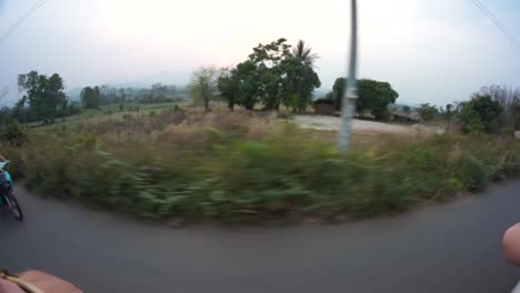 Jugendliche-Genießen-Die-Realistische-Aussicht-Aus-Dem-Van-Auf-Einem-Roadtrip