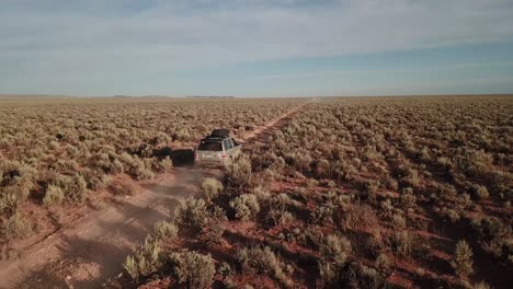 Drohnenflug,-Der-Einem-Silbernen-Geländewagen-Auf-Einer-Abgelegenen-Wüstenstraße-In-Arizona-Folgt