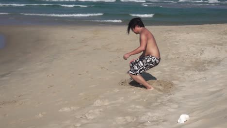 Un-Joven-Local-Hace-Un-Salto-Frontal-En-La-Playa.