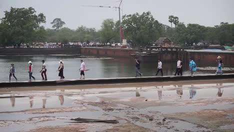 Line-of-people-at-Angkor-Wat