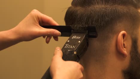 Un-Hombre-Cortándose-El-Pelo-En-Una-Bonita-Barbería.