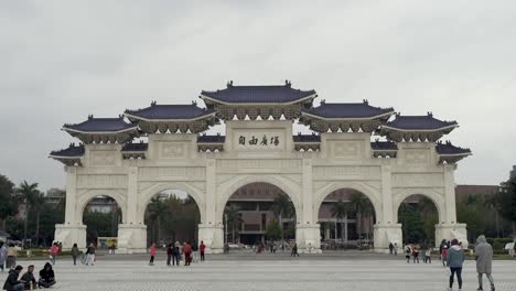 Puerta-Principal-Del-Salón-Conmemorativo-Nacional-De-Chiang-Kai-shek-En-Abril-De-2019-En-Taiwán