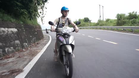 Joven-Turista-Montando-Un-Ciclomotor-En-Su-Viaje