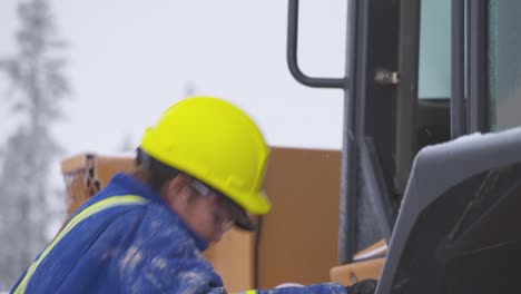 La-Operadora-Femenina-De-Equipo-Pesado-Realiza-Una-Inspección-Exhaustiva-Del-Primer-Plano-Del-Cargador.