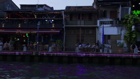 Vibrant-riverside-dining-at-Malacca-river,a-lively-culinary-tapestry