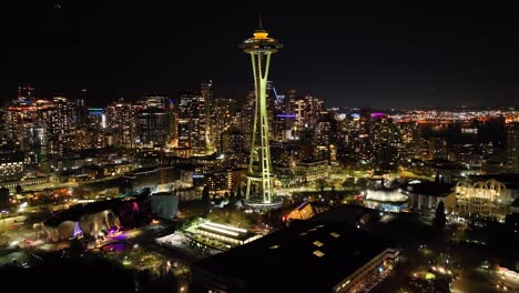 Space-Needle-Mit-Seattle-Landschaft-Bei-Nacht,-Luftaufnahme
