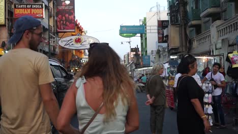 Pareja-Caminando-En-Khao-San-Road---Tailandia