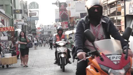Geheimnisvolles-Motorrad-Auf-Einer-Straße-In-Bangkok