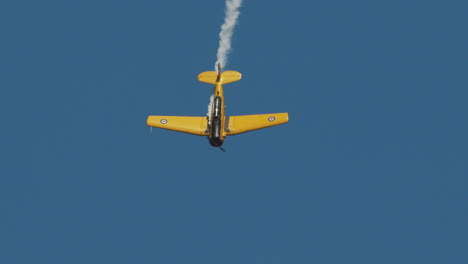 Impresionante-Toma-De-Primer-Plano-Del-Avión-Norteamericano-Harvard-Mark-IV-En-Inmersión-Vertical-En-Una-Exhibición-Aérea-En-Cámara-Lenta