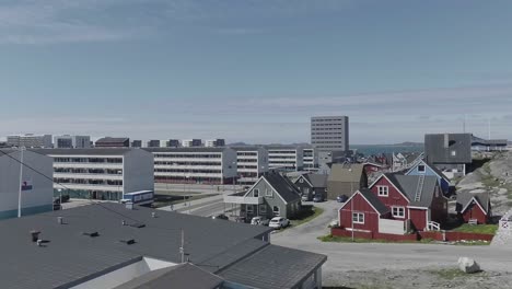 Apartamentos-Residenciales-Cerca-De-La-Carretera-En-Nuuk,-Groenlandia.-Bloqueado
