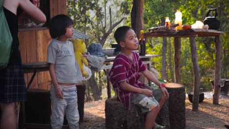 Zwei-Glückliche-Kinder-In-Einem-Armen-Dorf-In-Asien