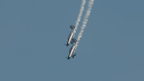 Primer-Plano-De-Los-Aviones-F1-Rocket-Y-Harmon-Rocket-II-Buceando-Y-Saliendo-Del-Buceo-Con-Senderos-De-Humo-En-Una-Exhibición-Aérea-En-Cámara-Lenta