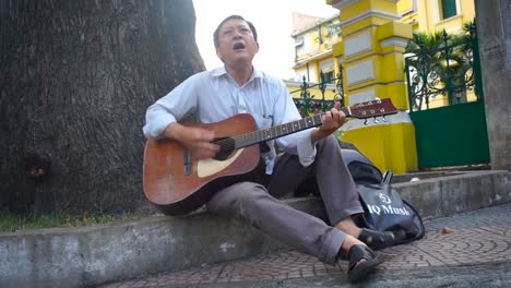 Cantante-Callejero-Asiático-Actuando-2019