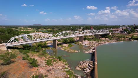 Imágenes-Aéreas-Del-Puente-Roy-B-Inks-Sobre-El-Río-Llano-En-Llano,-Texas.