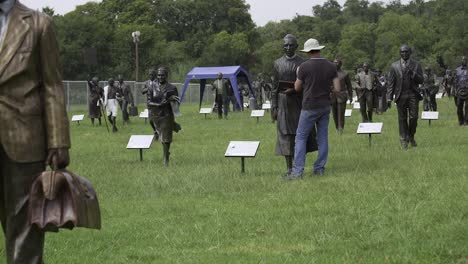 Restaurator-Arbeitet-An-Skulpturen-Am-National-Heritage-Monument-In-Kapstadt,-Südafrika