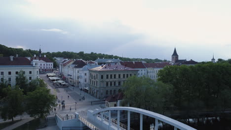 Aerial-footage-revealing-main-square-and-old-town-of-Tartu,-Estonia