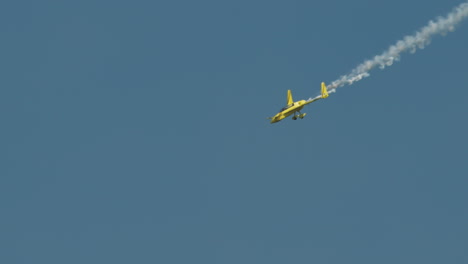 Close-up-aerobatic-stunt-plane-in-shallow-dive-with-smoke-trail