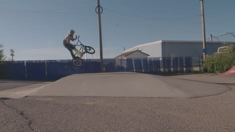 BMX-Fahrer-Stürzt-Im-Skatepark-Vom-Fahrrad