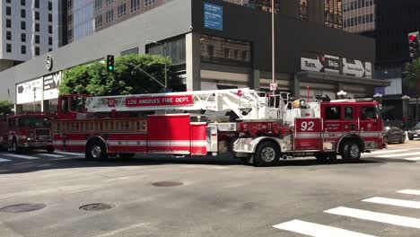 Departamento-De-Bomberos-De-Los-Angeles-En-La-Carretera-En-Los-Angeles