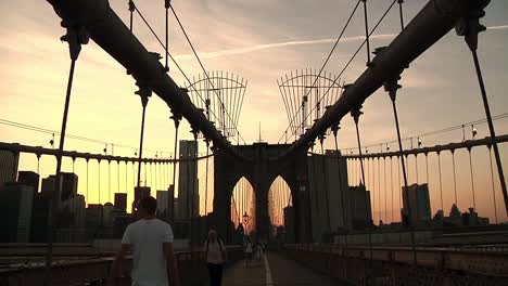 Brooklyn-Brücke-Silhouette-Vor-Goldgelb-orangefarbenem-Sonnenuntergang