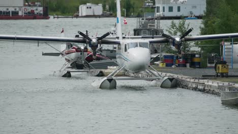 Twin-Otter-Hidroavión-Atado-Al-Muelle