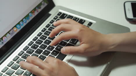 Asiatische-Frauenhände-Mit-Parallaxenschuss,-Die-Ein-Weißes-Laptop-Touchpad-Verwenden-Und-Auf-Der-Schwarzen-Tastatur-Tippen