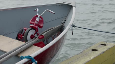 Rotes-Radio-Flyer-Dreirad-In-Einem-Fischerboot