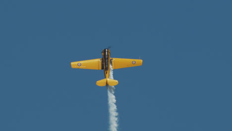 Primer-Plano-Del-Avión-Norteamericano-Harvard-Mark-IV-En-Una-Empinada-Subida-Vertical-En-Una-Exhibición-Aérea-En-Cámara-Lenta