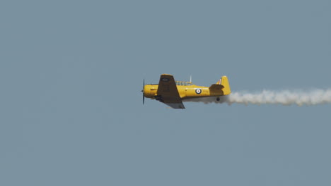 Primer-Plano-Del-Avión-Norteamericano-Harvard-Mark-IV-Realizando-Un-Sobrevuelo-En-Una-Exhibición-Aérea-En-Cámara-Lenta