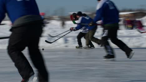 Ein-Männlicher-Eishockeyspieler-Läuft-An-Der-Gegnerischen-Mannschaft-Vorbei,-Um-Ein-Tor-Zu-Erzielen