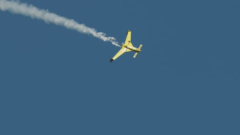 Avión-Acrobático-De-Primer-Plano-Rodando-En-Picado-Con-Rastro-De-Humo