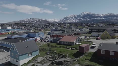Blick-Auf-Die-Stadtlandschaft-Von-Nuuk-Mit-Schneebedeckten-Bergen-Im-Hintergrund