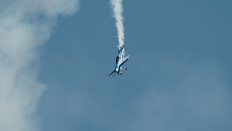 Close-up-aerobatic-stunt-plane-in-vertical-dive-doing-aileron-rolls,-Slow-motion-shot