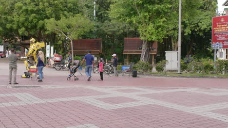 Los-Niños-Disfrutan-Viendo-A-La-Mascota-Robot-Abejorro,-Brindando-Alegría-Con-Travesuras-Juguetonas.