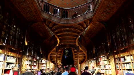 Ikonische-Treppe-Der-Buchhandlung-Lello-E-Lrmao-In-Porto-Voller-Touristen