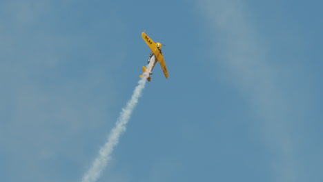 Nordamerikanisches-Harvard-Mark-IV-Flugzeug-Klettert-Mit-Sichtbarem-Fahrwerk