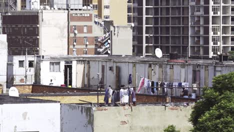 Jugendliche-Hängen-Kleidung-Auf-Und-Spielen-Auf-Den-Dächern-Von-Wohnhäusern-In-Johannesburg,-Südafrika