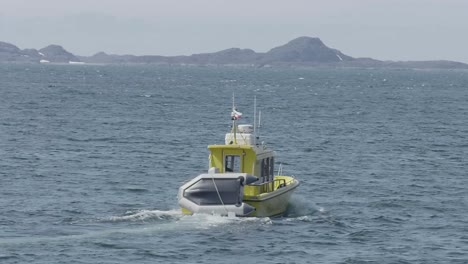 Gelbes-Motorboot,-Das-Auf-Den-Gewässern-Vor-Nuuk,-Grönland,-Fährt