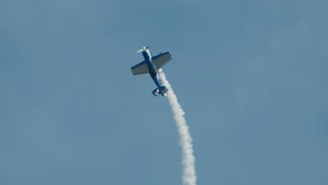 Primer-Plano-Del-Avión-De-Acrobacias-En-Una-Empinada-Subida-Vertical